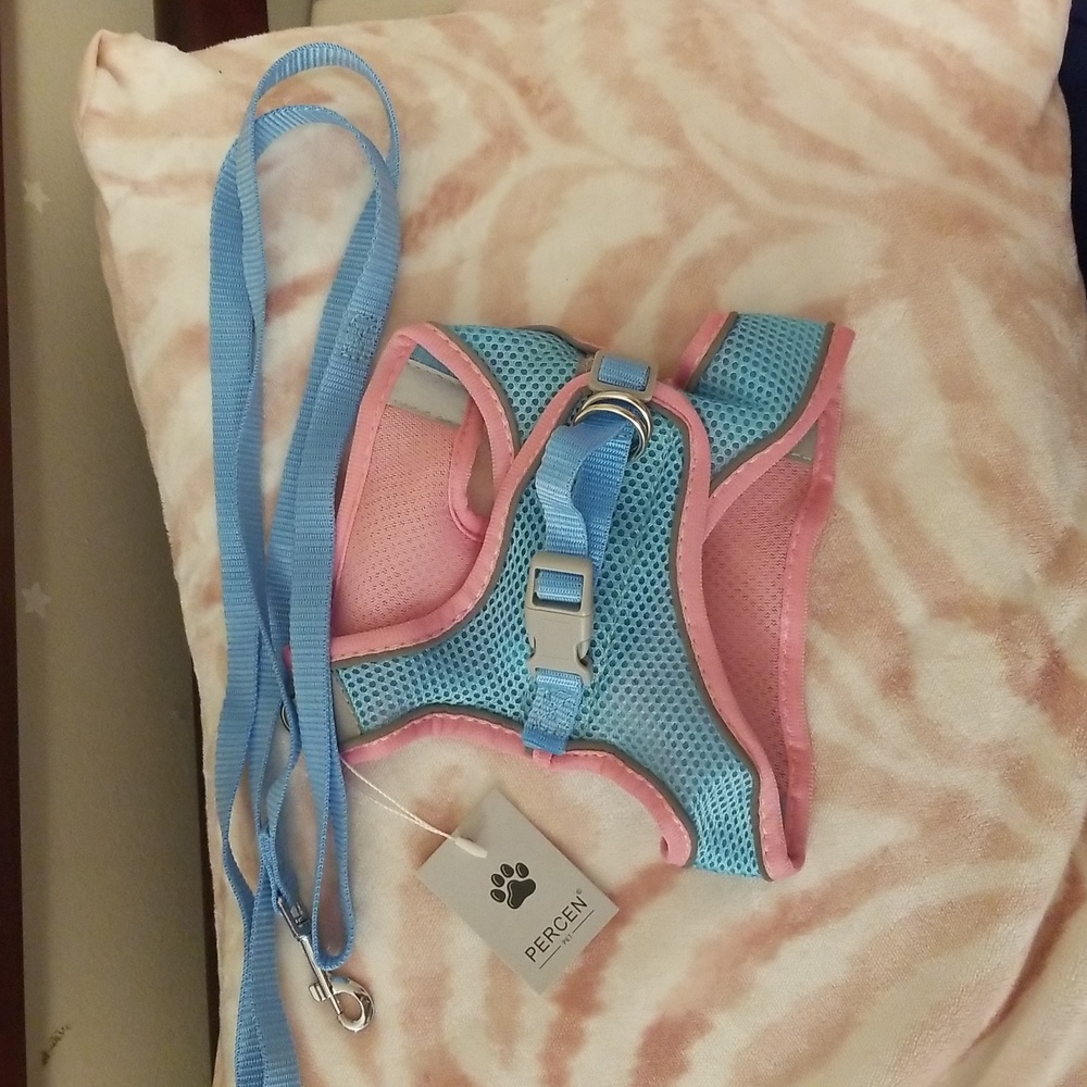 No pull dog harness. Never used still with tags. Comes with matching leash.